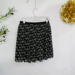 Uniqlo Women Floral Print Pleated Skirt - Size Small, Black with White Flowers